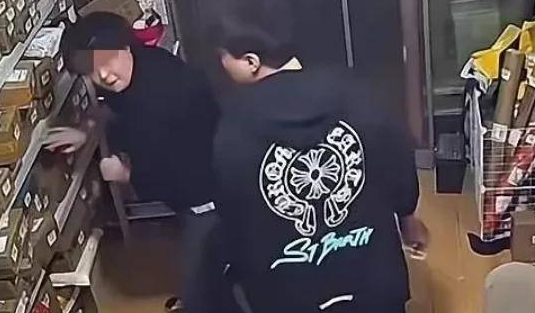 “它是我的家人!”宠物狗在店里撒尿,狗主人殴打店家,引发热议