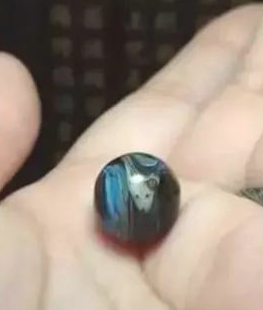 将14岁家狗骨灰烧制硫璃,她见圆珠上浑然一体的黑与白狗脸,红了眼圈…