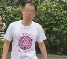 遛狗不拴绳差点咬到小孩,男子竖中指称对方“活该”