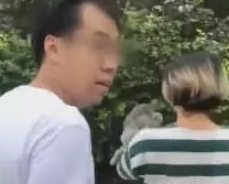 遛狗不拴绳差点咬到小孩，男子竖中指称对方“活该”