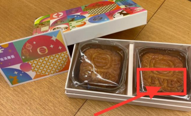 汪明荃和罗家英月饼收多了，竟拿出来喂狗了？