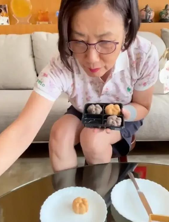 汪明荃和罗家英月饼收多了，竟拿出来喂狗了？