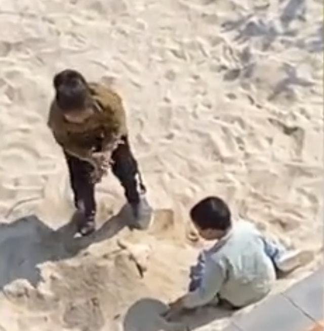 贵州孩子趁爸妈不在把狗埋在沙坑,爸爸崩溃,再晚一步碑都立好了