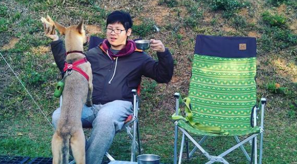 心机狗！主人准备拍全家福，狗狗却冲出去独占镜头！