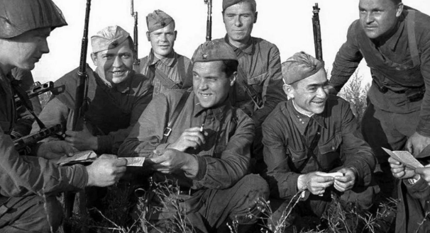 1950年二战军犬偶遇杀害主人的凶手，上前咬死凶手后，结局如何