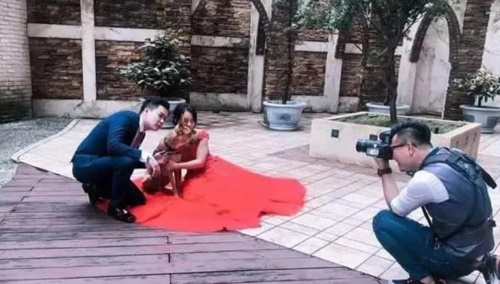 主人完婚狗狗不舍得，赖在婚纱礼服上不愿走：主人，别嫁了怎么样