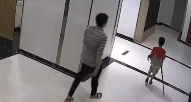 爸爸为了保护儿子,踢了没拴狗绳的狗,狗主人一拳KO爸爸