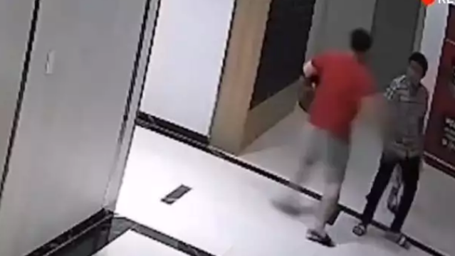 爸爸为了保护儿子,踢了没拴狗绳的狗,狗主人一拳KO爸爸