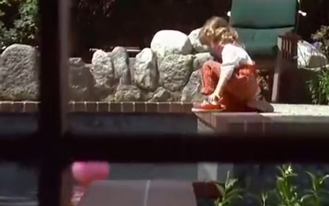 小女孩落水掉下蓄水池,狗狗义无反顾将她救起,全部操作过程太感动了!