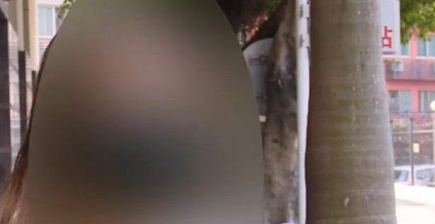 男子深夜醉酒后虐狗,女儿目睹全过程,女儿哀求:爸爸,狗狗死了