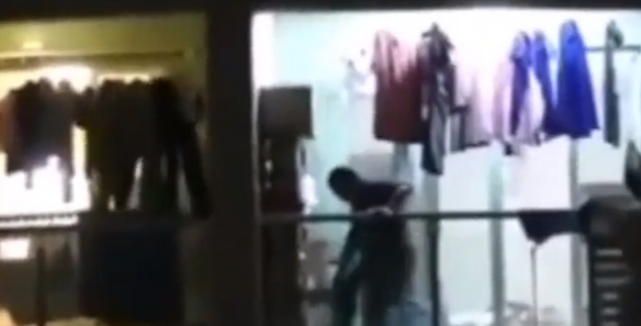 男子深夜醉酒后虐狗，女儿目睹全过程，女儿哀求：爸爸，狗狗死了