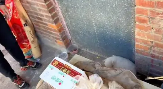 主人离世，狗狗依然守在门口，想要等他回来