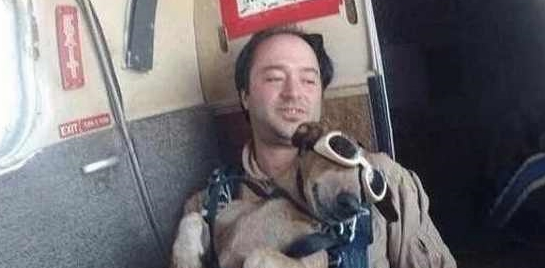 实力坑狗！主人带爱犬跳伞，狗子落地后……