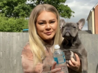 国外一法斗犬只喝瓶装水，爬楼梯要等主人抱