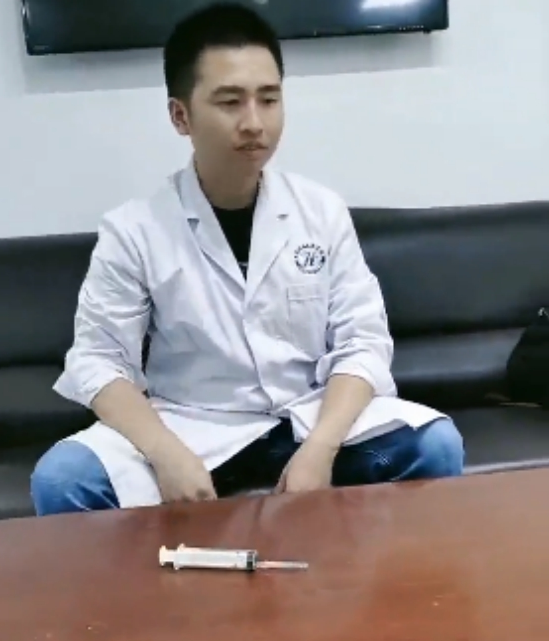 狗子不愿冼澡，主人取出杀手锏，狗子心态一百八十度变化