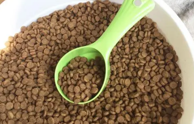 “猫狗粮快递被针管投毒”和“网购零食会被投毒”等传言均不实