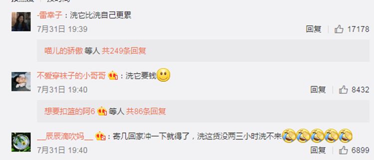 主人宁愿自己淋雨，也要给狗狗穿雨衣，真相让铲屎官们感同身受